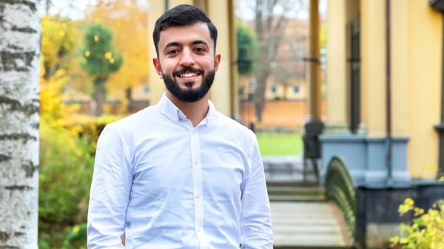 Bild på Mohammad Mshaleh stående utanför Siemens Energy i Finspång
