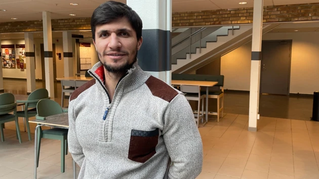 Bild på Najmaalddin Saifaddin Dawoud i halvfigur stående i undervisningslokal