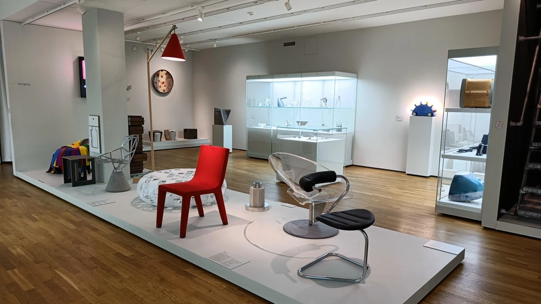 Is a design museum a home for designed objects? Is it a space that we, as visitors, cannot make home? Permanent design exhibition at Grassi Museum für Angewandte Kunst [Grassi Museum of Applied Arts] in Leipzig. Museum visit, 2 Sep 2022.