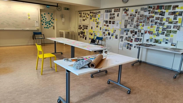 For the analysis and sense-making of the gathered material I booked a room in the design institute, called the blue room, where I could hang all material and immerse myself in it.