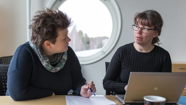 Två kvinnor som samtalar