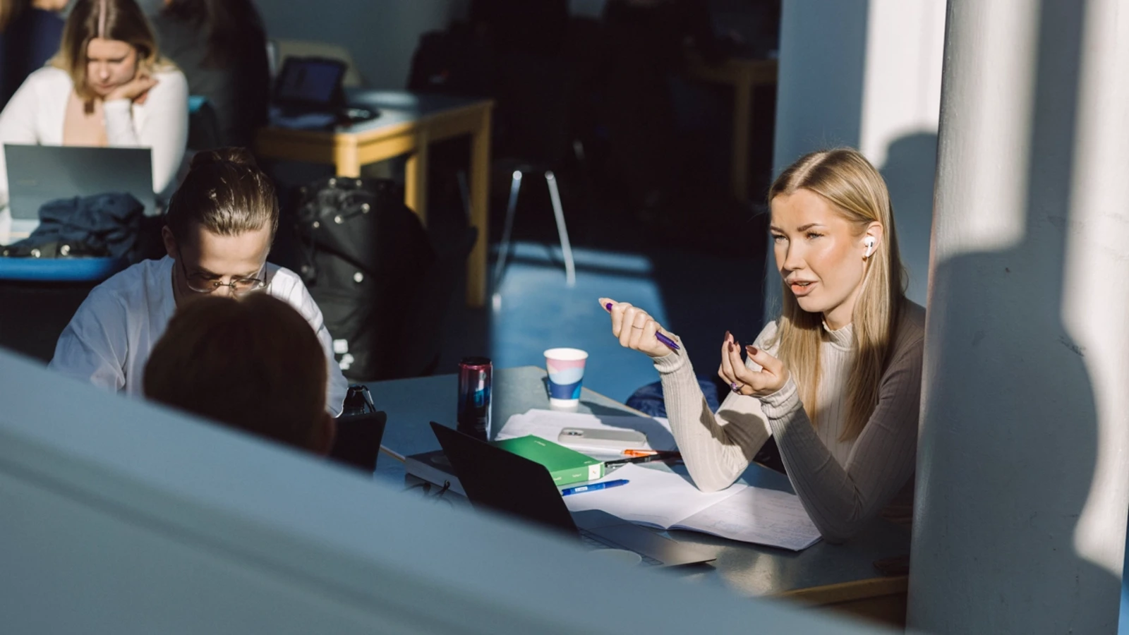 Umeå Universitet, Samhällsvetarhuset. Studenter pluggar.