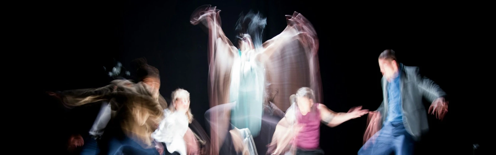 En grupp människor som dansar på en scen.