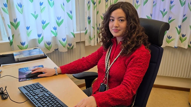 Bild på Sofia da Alesandro vid skrivbordet på sin arbetsplats FOI