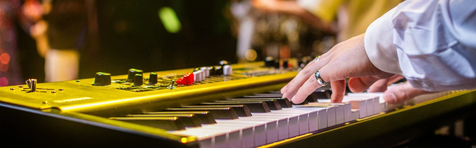 En närbild av en person som spelar musik