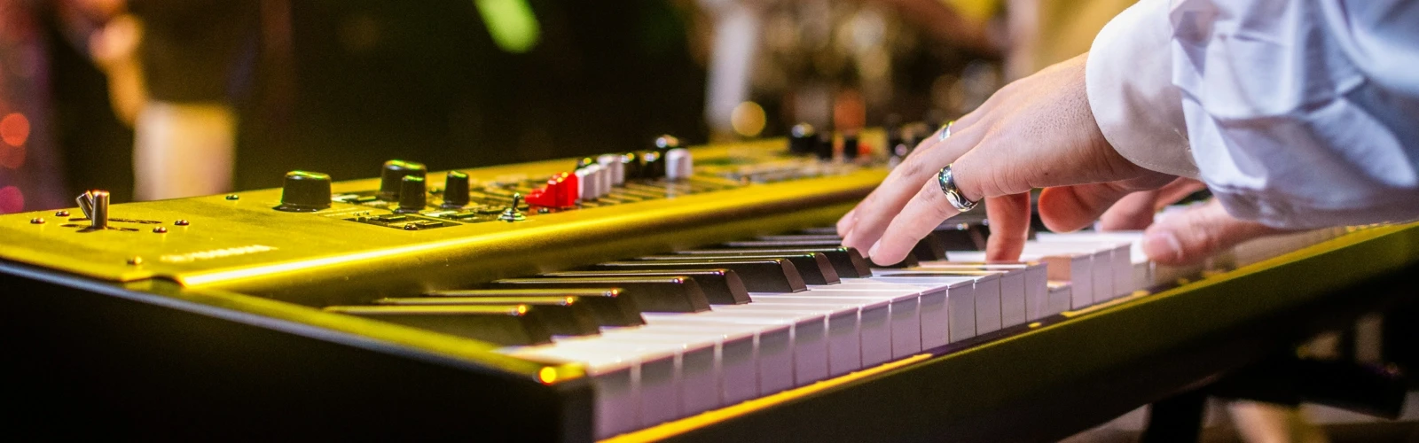 En närbild av en person som spelar musik