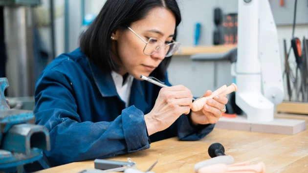 Bild på Natalia Ikebara under arbete med prototyper