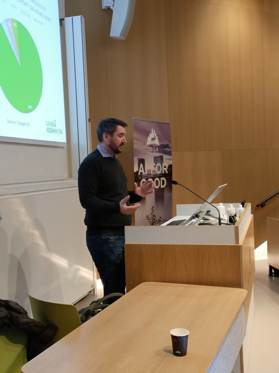 Erik Eklund från Umeå kommun pratar framför en powepoint 