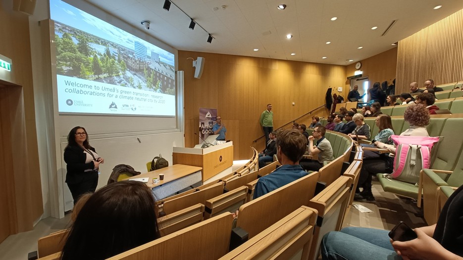 Överblick över hörsalen med Annika Egan Sjölander framför powerpoint