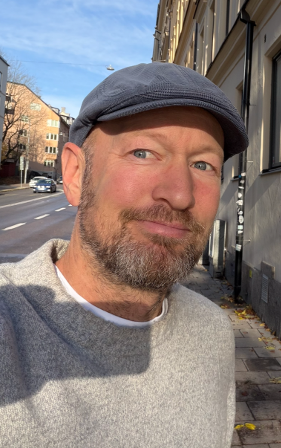 Selfie med Niclas mot en bakgrund av stadshus