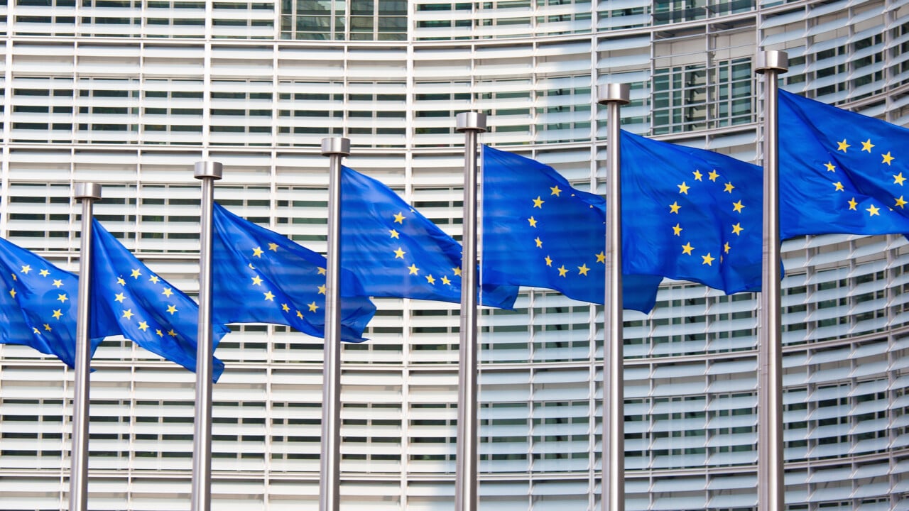 Eu-flaggor i rad framför EU-kommissionens fasad.