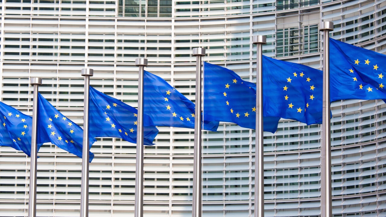 Eu-flaggor i rad framför EU-kommissionens fasad.