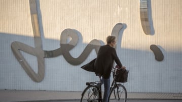Cyklist i cykeltunneln under Järnvägsallén i Umeå.