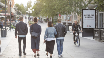 Fotgängare på gågatan i Umeå centrum.