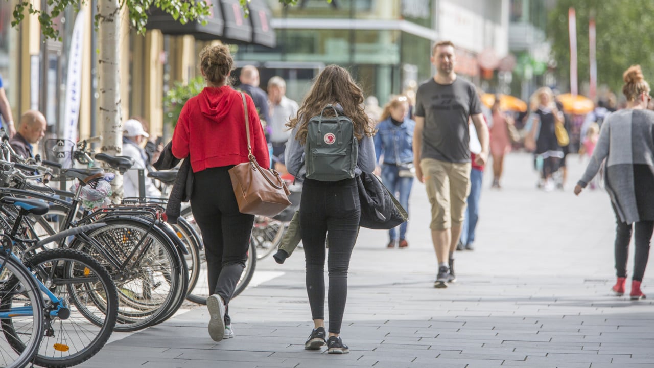 Personer på gågatan i Umeå centrum.