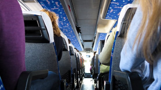 Interiör från en långfärdsbuss.