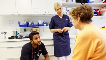 Bild på läkare som möter patient