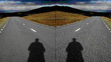 En manipulerad bild av två skuggfigurer vid två vägskäl som löper utåt i bilden.