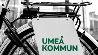 Cykel med en skylt där det står Umeå kommun på.