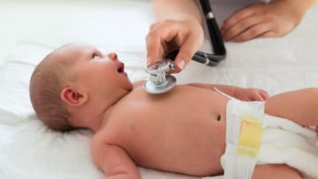 Läkarundersökning av baby.