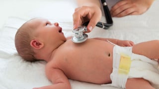 Läkarundersökning av baby.