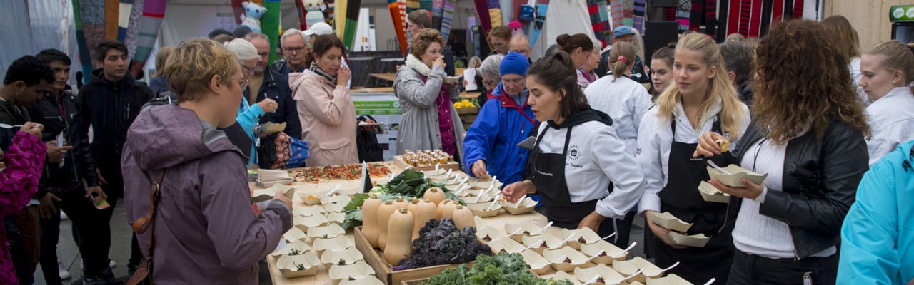 Studenter på gastronomiprogrammet lagar mat på Umeå Smakfestival