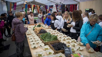 Studenter på gastronomiprogrammet lagar mat på Umeå Smakfestival