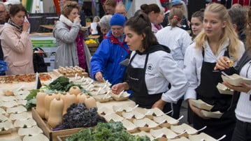 Studenter på gastronomiprogrammet lagar mat på Umeå Smakfestival