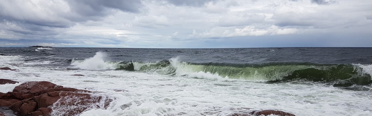 vågor slår mot klippor
