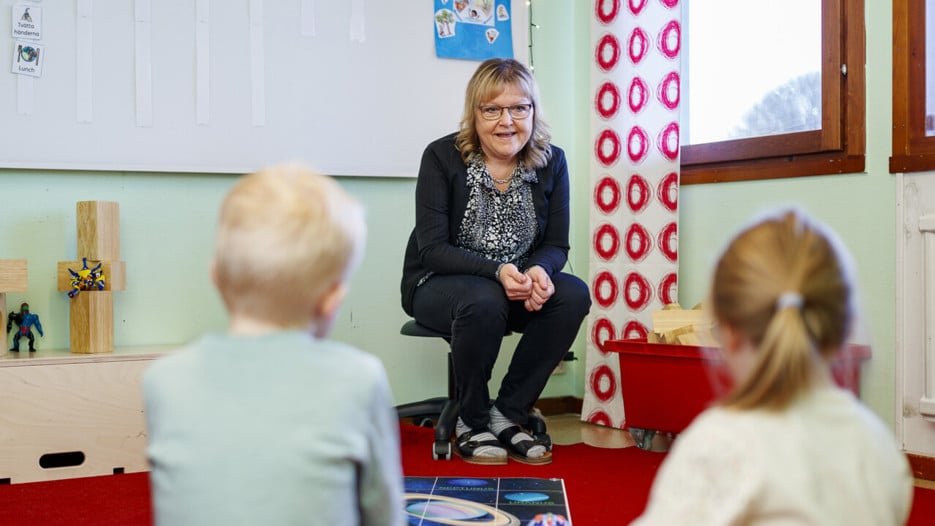 Anna-Carin Aaro som studerar till förskollärare inom VAL på sin arbetsplats.