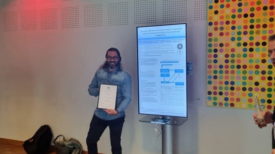 Ioannis Gkekas vid sin posterpresentation på Kirurgveckan 2023