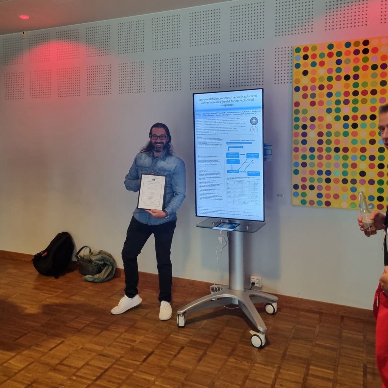 Ioannis Gkekas vid sin posterpresentation på Kirurgveckan 2023