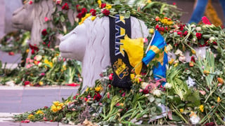Blommor på Drottninggatan efter terrordådet 2017.