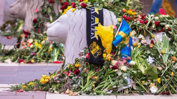 Blommor på Drottninggatan efter terrordådet 2017.