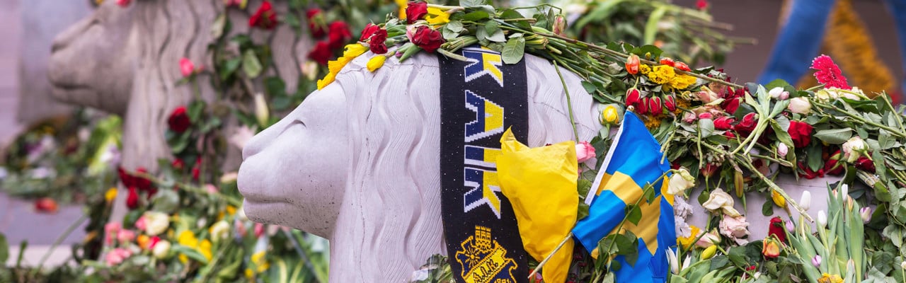 Blommor på Drottninggatan efter terrordådet 2017.