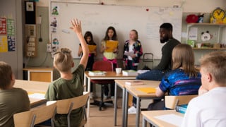 Barn i klassrum som redovisar för lärare och klasskompisar.