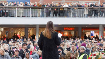 Folksamling på Sergels torg som stödjer metoo-kampen mot sexuella trakasserier.