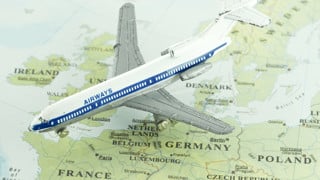 Leksaksplan placerat på Europakarta för att illustrera resande eller flygtrafik.