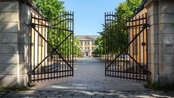 Grindar vid ingången till området utanför Umeå stadshus.