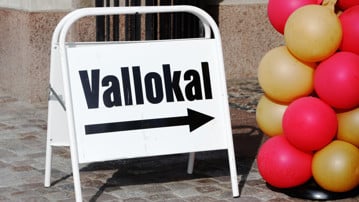 Skyltning med pil anger vägen till vallokal.