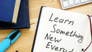 Anteckningsbok med texten "Learn something new everyday" för att illustrera exempelvis livslångt lärande.