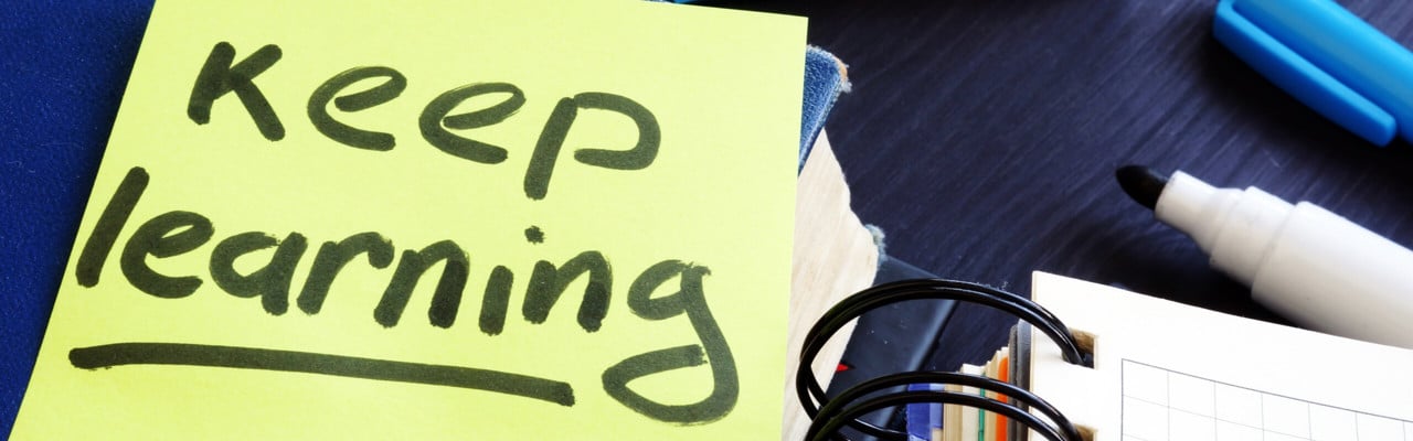 Post-it-lapp med texten keep learning. För att illustrera livslångt lärande.