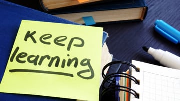 Post-it-lapp med texten keep learning. För att illustrera livslångt lärande.