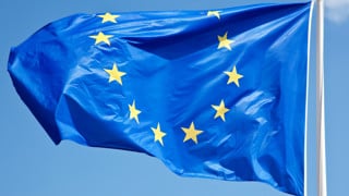Närbild på EU-flagga som vajar i vinden.