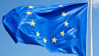 Närbild på EU-flagga som vajar i vinden.