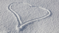 Hjärta ritat i snö.