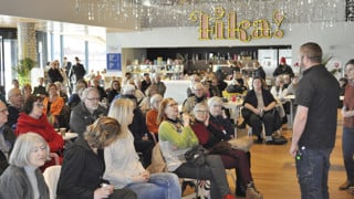 Publiken ställer frågor vid evenemanget Fika efter en forskare.