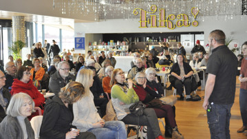 Publiken ställer frågor vid evenemanget Fika efter en forskare.