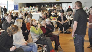 Publiken ställer frågor vid evenemanget Fika efter en forskare.