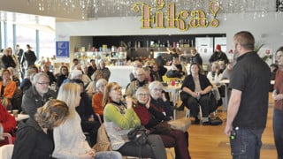 Publiken ställer frågor vid evenemanget Fika efter en forskare.
